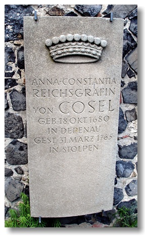 Gedenkstein und Grabplatte für Gräfin Cosel in der Kapelle von Burg Stolpen