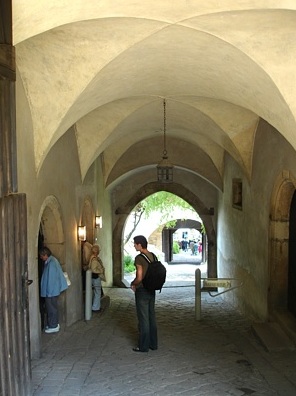 Durchgang des Kornhauses mit der Hauptwache von Burg Stolpen