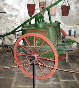 Löschwasserpumpe in der Feuerwehrausstellung im Marstall von Burg Stolpen