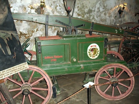 Löschwasserpumpe in der Feuerwehrausstellung im Marstall von Burg Stolpen