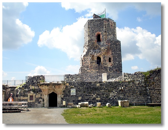 Ostseite des Siebenspitzenturms der Burg Stolpen